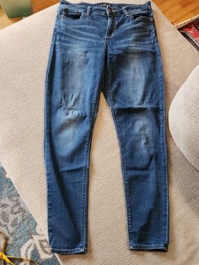 Lucky Brand Skinny Jeans in Faded Blue Wash Size 10